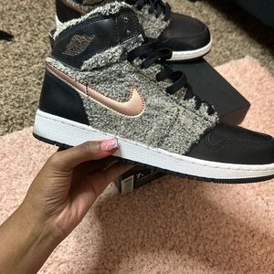 Air Jordan 1 retro high Fleece Black Metallic Red Bronze (GS) size 7. Looks new